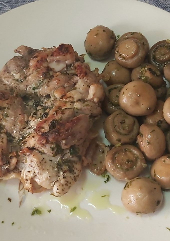 Una foto de Contramuslo de pollo a la albahaca
