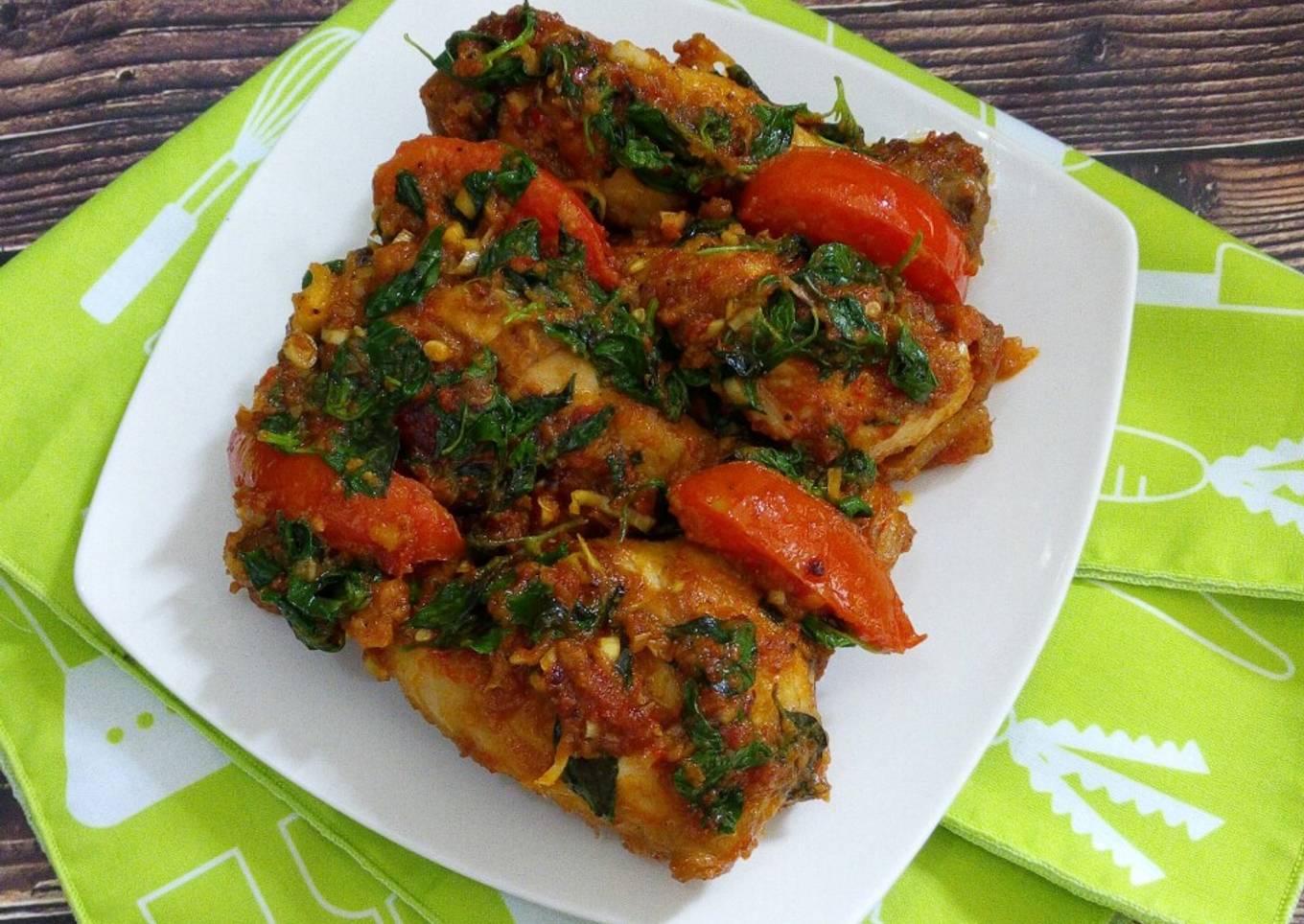 Bagaimana Menyiapkan Ayam Rica Kemangi, Enak