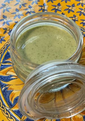 Une photo de Sauce salade au roquefort, herbes aromatiques et moutarde fine