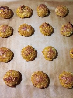 Una foto de Panellets de pinyons -cassolà- / Panellets de piñones -caseros-