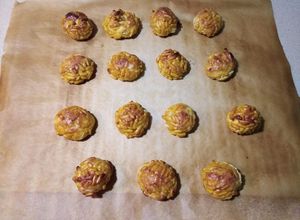 Una foto de Panellets de pinyons -cassolà- / Panellets de piñones -caseros-