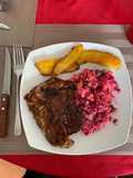 Chuletas agridulces con ensalada rusa