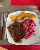 Chuletas agridulces con ensalada rusa