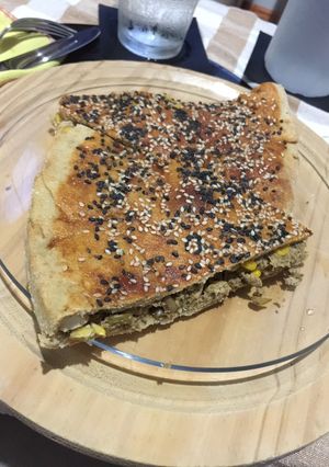 Una foto de Tarta de sardinas, choclo y aceitunas