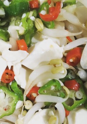 A picture of No-oil tofu and okra "stir fry" with bean sprout.