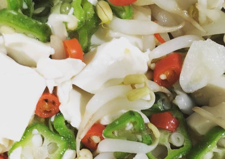 No-oil tofu and okra &quot;stir fry&quot; with bean sprout