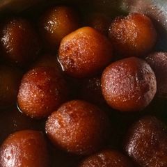 A picture of Gulab jamun.