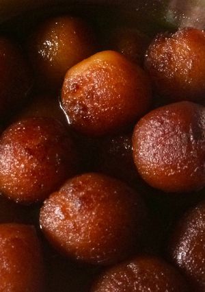 A picture of Gulab jamun.