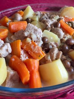 Une photo de Sauté de porc en sauce et légumes