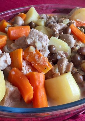 Une photo de Sauté de porc en sauce et légumes