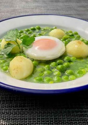 Una foto de Guisantes con patatas y huevo en Primavera