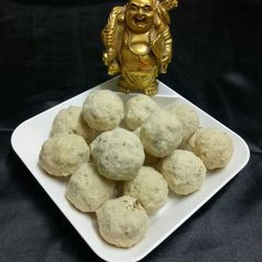 A picture of Rice flour Ladoos.