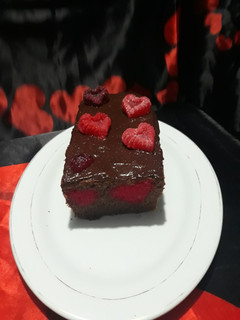 صورة لوصفة كيك الشكولاطة🍫🍰 والقلوب الحمراء❤