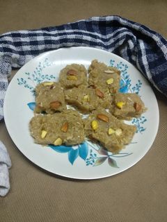 એપલ બરફી (Apple Barfi Recipe In Gujarati) રેસીપી મુખ્ય ફોટો