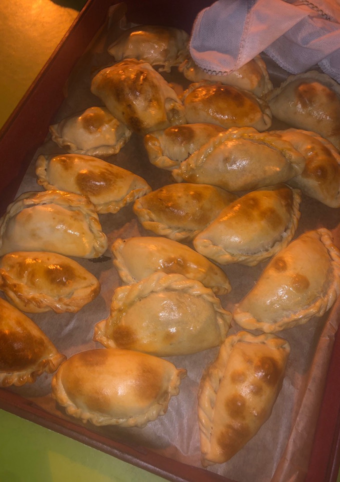 Una foto de Empanadas de carne desmechada al vino tinto🍷🥟