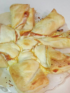 Una foto de Estrella de hojaldre con jamón y queso