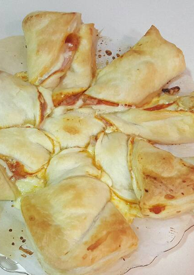 Una foto de Estrella de hojaldre con jamón y queso