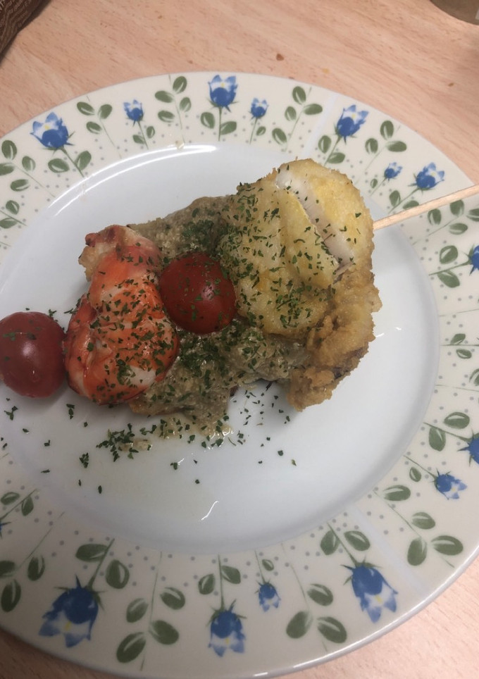 Una foto de 168. Brochetas de rape y langostinos al limón (picoteo)