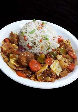 A picture of Schezwan chilli chicken & fried rice.