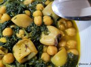 Una foto de garbanzos con espinacas