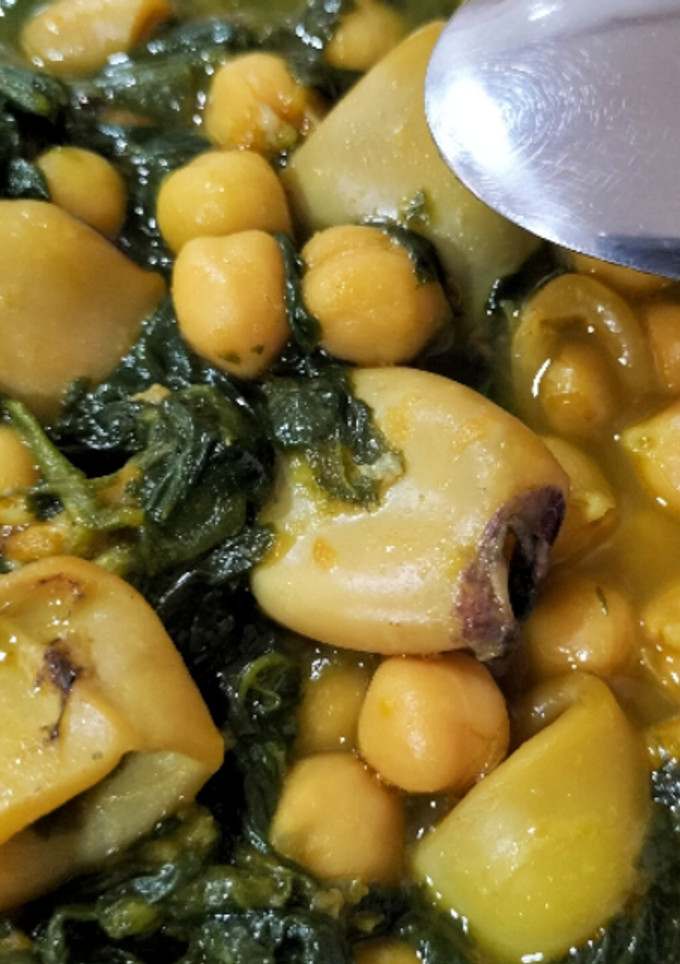 Una foto de Potaje de garbanzos con calamar y espinacas