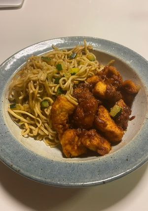 Une photo de Poulet frit avec nouilles