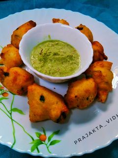 खमंग-कुरकुरीत उडीद बोंडा (Udid bonda recipe in Marathi) रेसिपी चे मुख्य फोटो