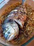 Dorada al horno con cebollas, pasas y siete especias libanesas