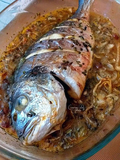 Una foto de Dorada al horno con cebollas, pasas y siete especias libanesas