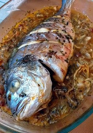 Una foto de Dorada al horno con cebollas, pasas y siete especias libanesas