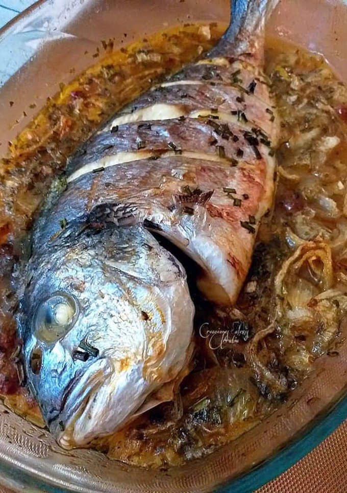 Una foto de Dorada al horno con cebollas, pasas y siete especias libanesas