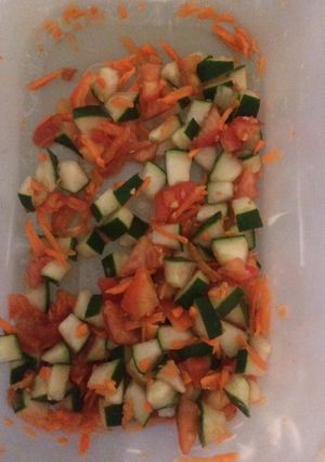 Una foto de Ensalada 🥗 de Pepino 🥒, Tomate 🍅 y Zanahoria 🥕