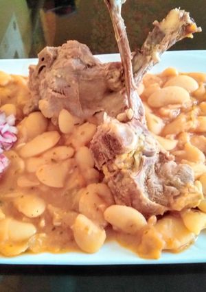 Una foto de Guiso de pallares con costillar de cordero 👍🇵🇪