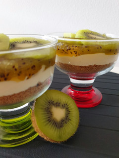 Una foto de Vasitos de tarta de queso con mermelada de kiwi