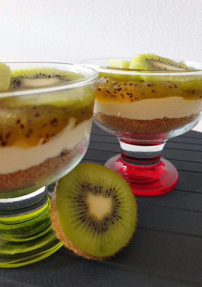 Una foto de Vasitos de tarta de queso con mermelada de kiwi