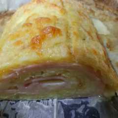 Una foto de Rollo de patata al horno relleno de pavo y queso