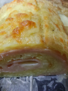 Una foto de Rollo de patata al horno relleno de pavo y queso