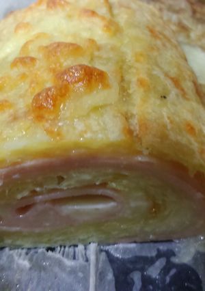 Una foto de Rollo de patata al horno relleno de pavo y queso
