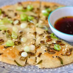 A picture of Sourdough discard Chinese spring onions pancake 🥞 🧅🐾.