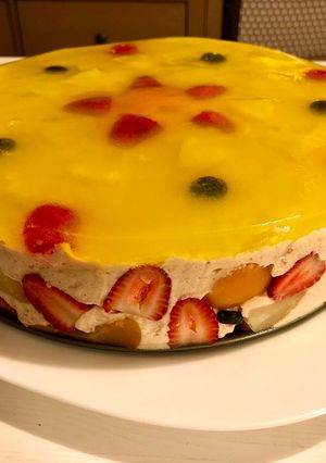 O poză a rețetei Tort de fructe, frișcă și iaurt cu puțin zahăr.