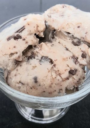 A picture of Choco chips ice-cream.