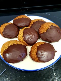 Una foto de Cookies de avena con jengibre y chocolate puro