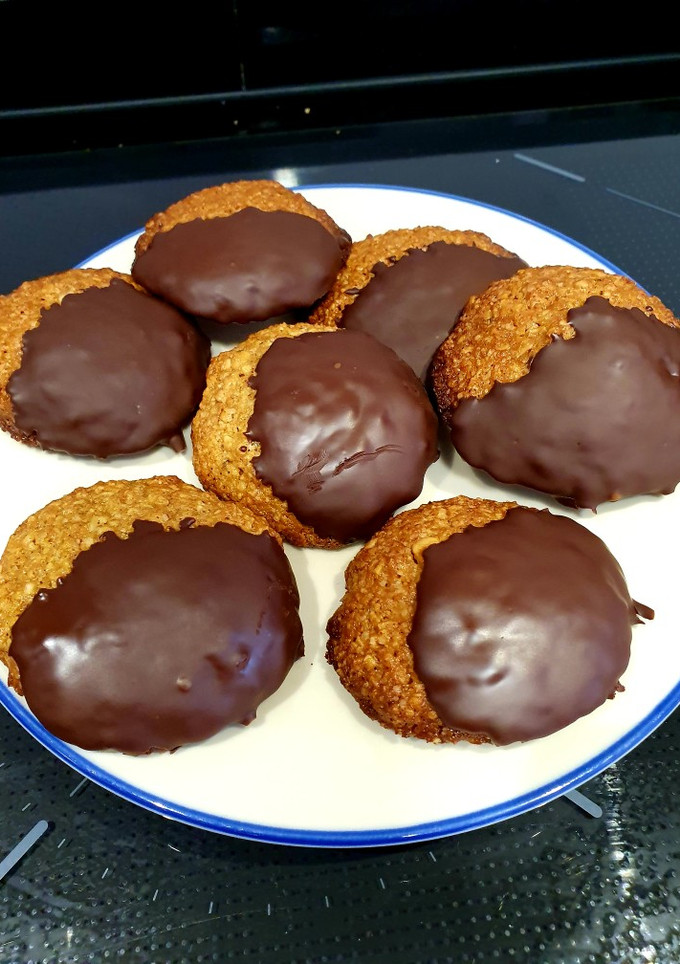 Una foto de Cookies de avena con jengibre y chocolate puro