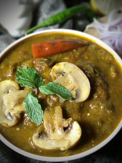 पालक मशरुम करी (Palak mushroom curry recipe in hindi) रेसिपी मुख्य फोटो
