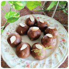 Besan ke laddoo A picture of Besan ke laddoo.