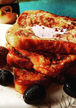 A picture of French Toast.