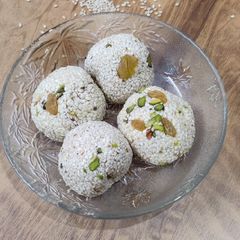 A picture of Til ke Laddu.