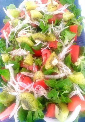 Una foto de Ensalada de apio y kiwi