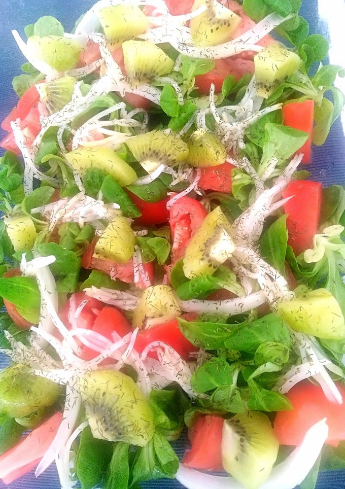 Una foto de Ensalada de apio y kiwi