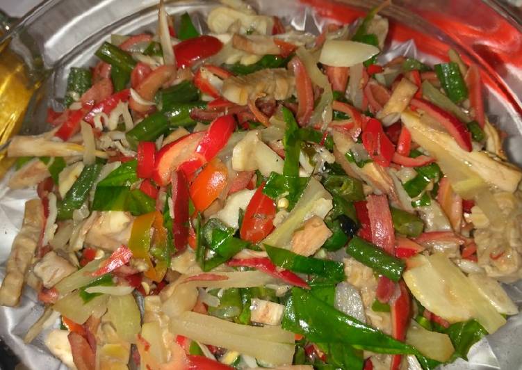 Oseng campur kulit daun melinjo pepaya nangka tempe teri 😅